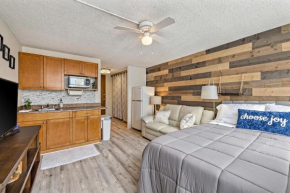 Modern WAIKIKI CONDO perfect for beach getaway!